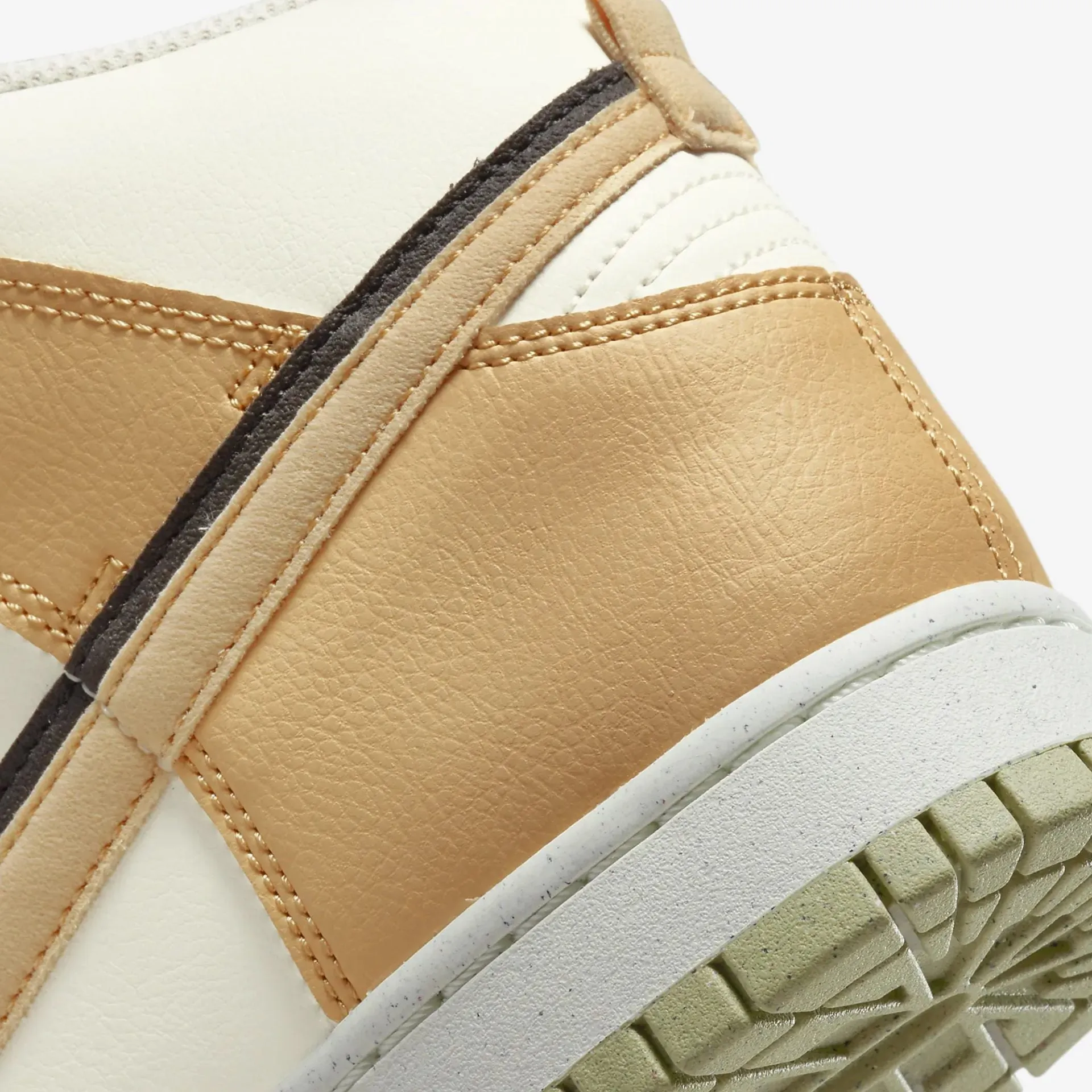 Nike | DUNK HIGH RETRO SE  { SESAME/BLACK