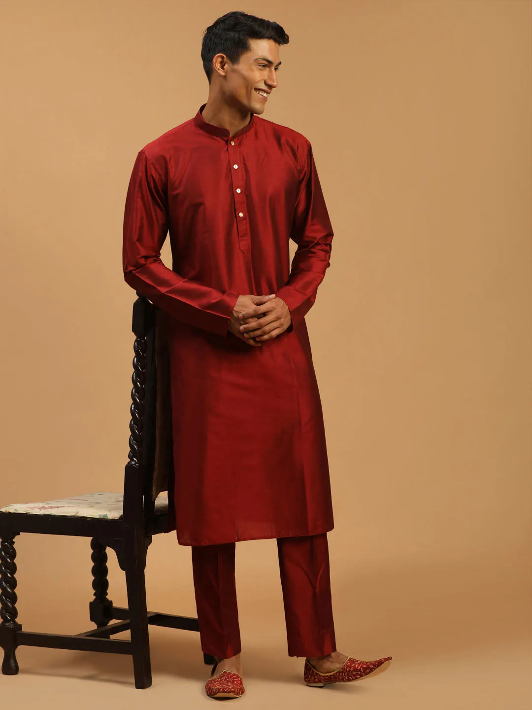 VASTRAMAY Maroon Viscose Kurta With Pant